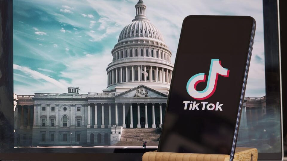 Pengguna RedNote membahas dampak pemblokiran TikTok di media sosial.